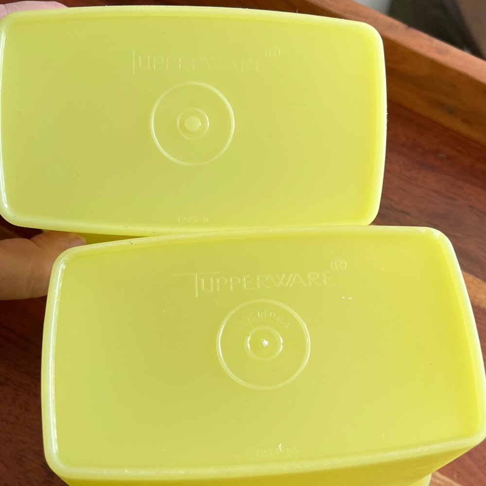 2 VINTAGE TUPPERWARE CONTAINERS - Picture 3 of 9